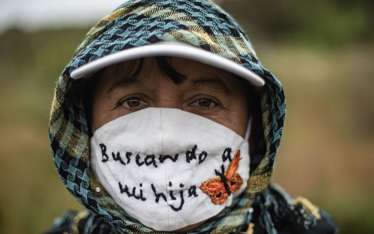 Video | Madres buscadoras hallan más de 40 cuerpos en fosa de Tacámbaro, Michoacán