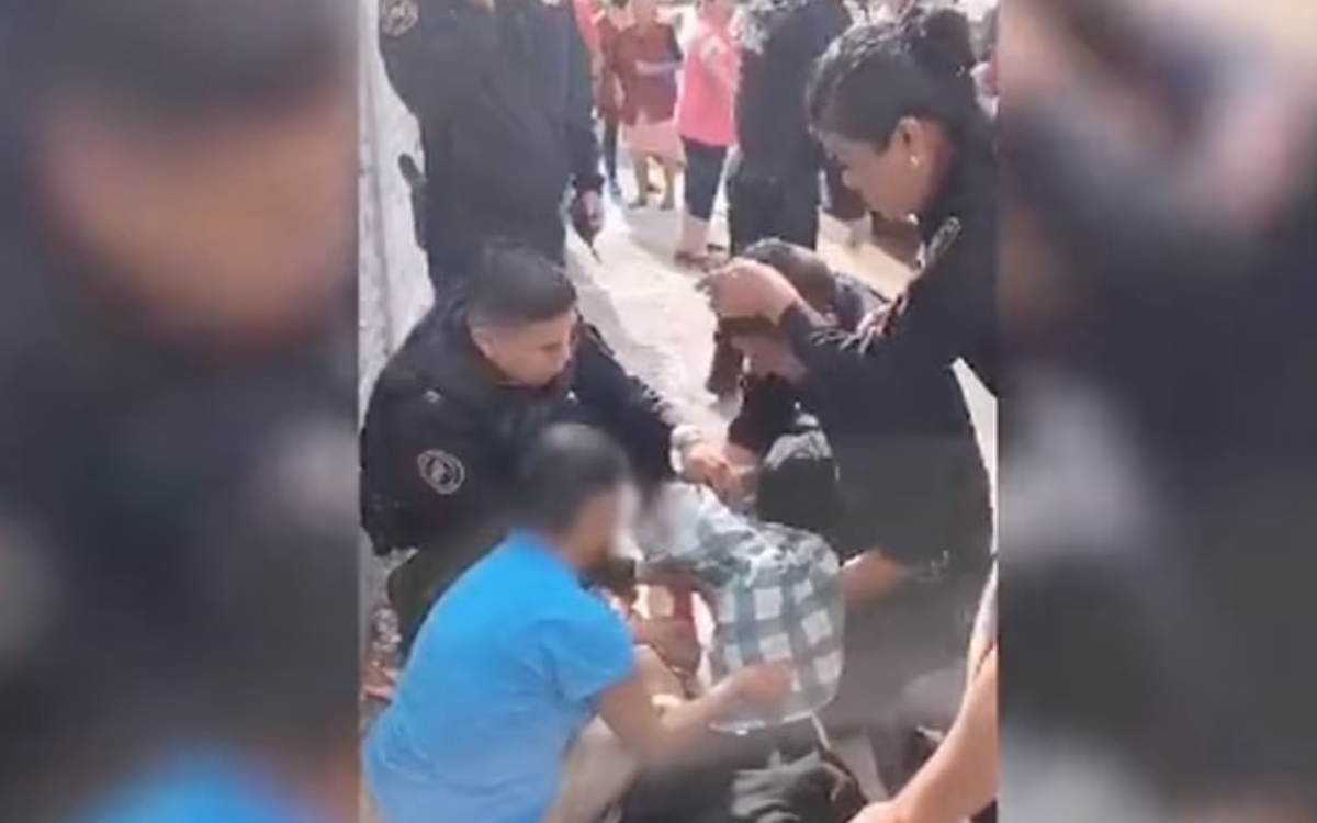 Video | Policías apoyan a mujer en labor de parto en plena banqueta en Iztapalapa
