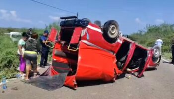 Video y fotos | Vuelca en Oaxaca camioneta con migrantes cubanos; hay 14 heridos
