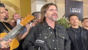 Videos | Juanes canta a sus fans en plena calle tras cancelarse su concierto por lluvias