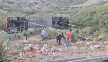 Autobús cae a barranco en SLP; al menos 10 muertos