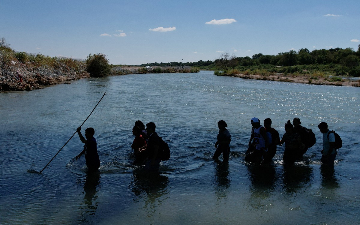 Biden ordena reforzar muro fronterizo donde hay más cruces de migrantes