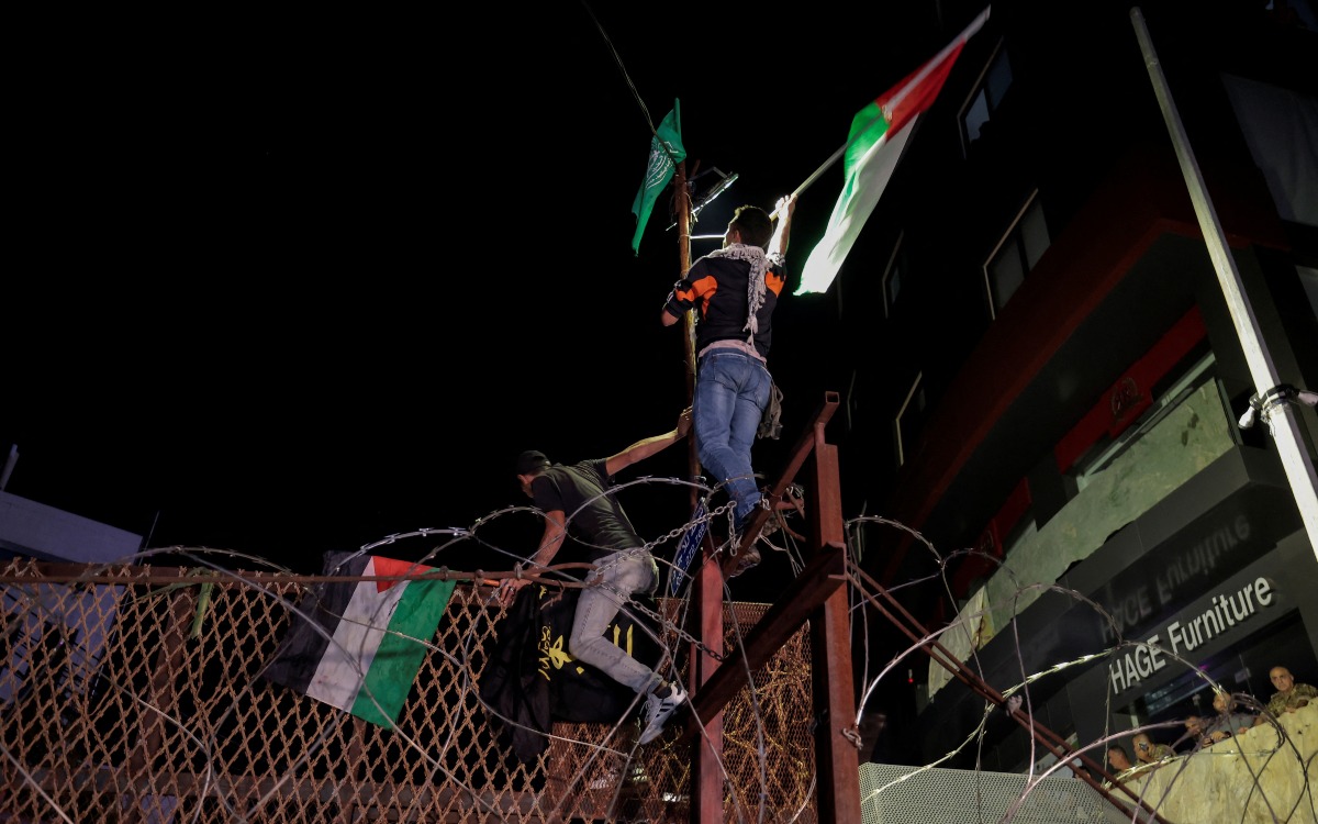 Embajadas de Israel y EU del mundo, objetivos de ataques tras bombardeo a hospital en Gaza