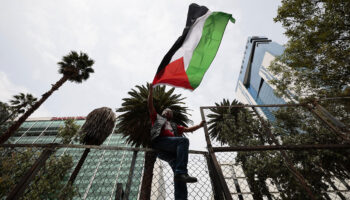 Protestan a favor de Palestina frente a embajada de EU en CDMX