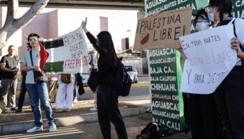Activistas y migrantes protestan a favor de Palestina en frontera México-EU