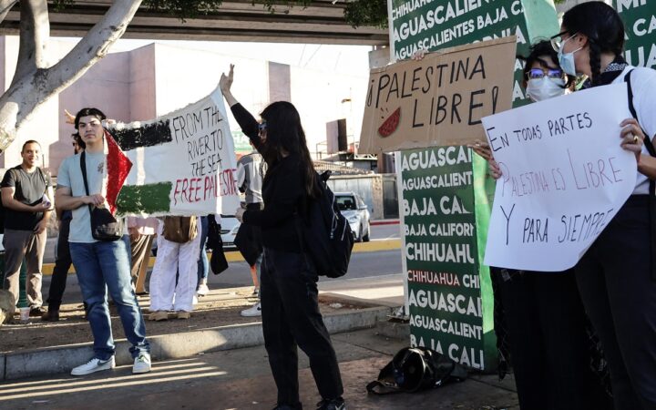 Activistas y migrantes protestan a favor de Palestina en frontera México-EU Activistas y migrantes protestan a favor de Palestina en frontera México-EU