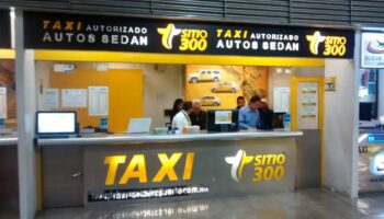 AICM cierra cajas del sitio de taxis 300 por adeudo y vender ilegalmente boletos