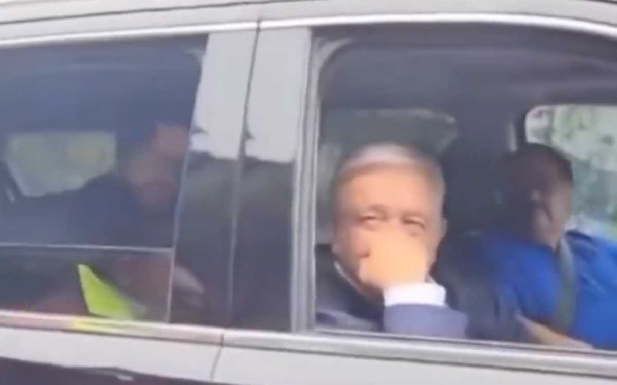 AMLO va rumbo a Acapulco en camioneta; le dicen que no hay paso por la autopista