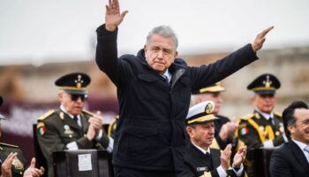 AMLO defiende condecoración a Cienfuegos: '¿Por qué les molesta?'