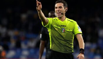 Árbitro podría ser sancionado por no dar la mano a su compañera