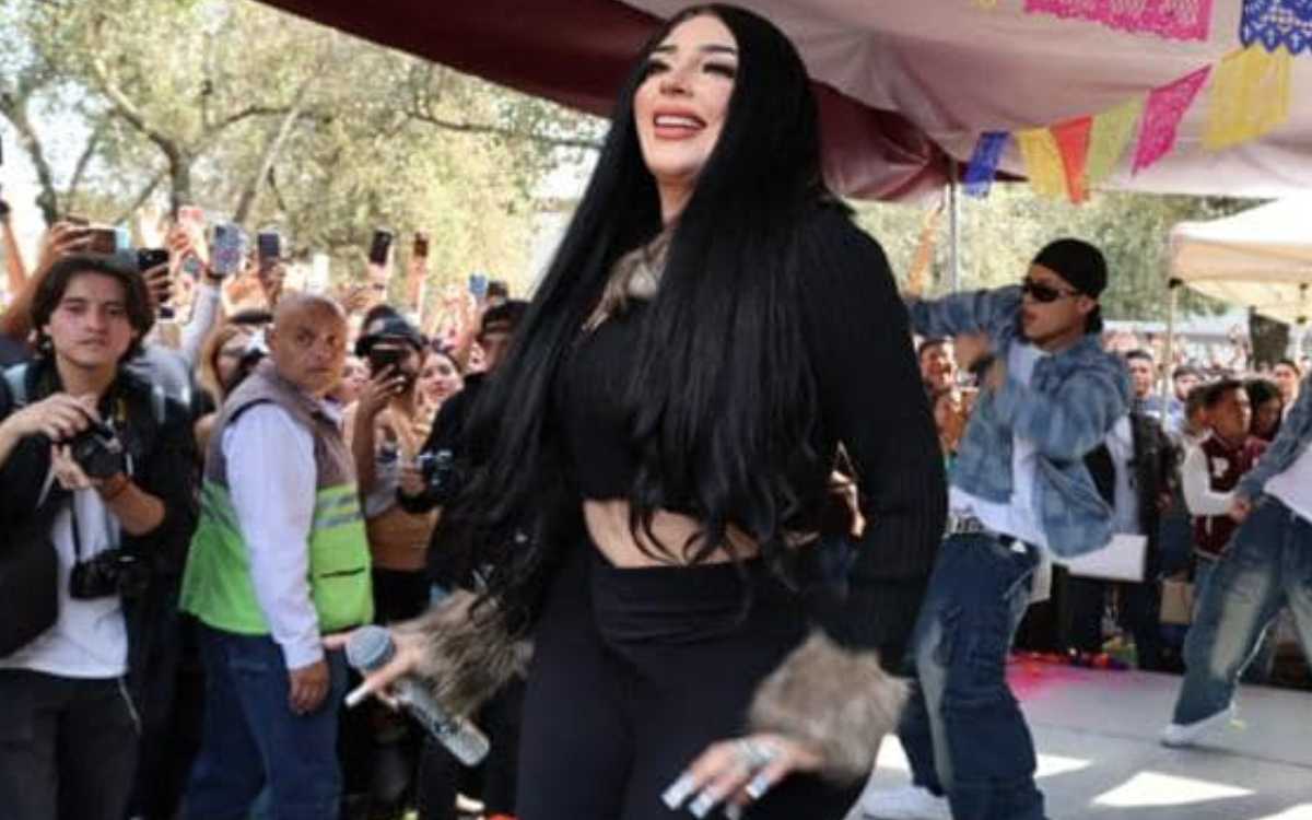 Bellakath da calaverita a estudiantes del IPN Bellakath da calaverita a estudiantes del IPN