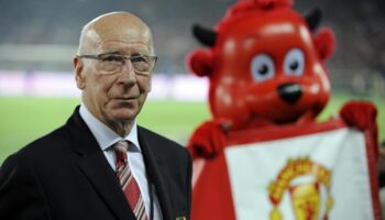 Selección de Inglaterra y leyendas del Manchester United se despiden de Sir Bobby Charlton