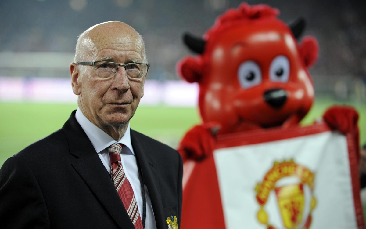 Selección de Inglaterra y leyendas del Manchester United se despiden de Sir Bobby Charlton