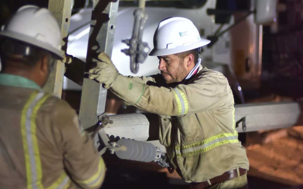 ​AMLO se dice ‘muy feliz’ con trabajadores electricistas, petroleros, de la salud y maestros