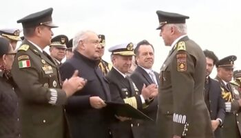 Salvador Cienfuegos es condecorado por AMLO durante el Bicentenario del Heroico Colegio Militar