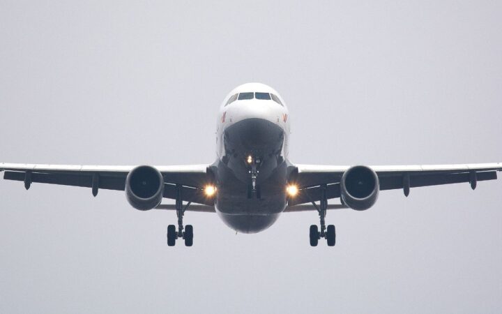 Detienen en pleno vuelo hacia Cancún a sujeto señalado de agredir sexualmente a azafata