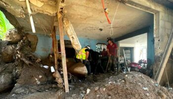Familia muere aplastada tras deslave provocado por Huracán Otis: Bomberos Zitácuaro