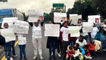 Protestan por desaparición de joven detenido en Edomex bloqueando autopista México-Querétaro