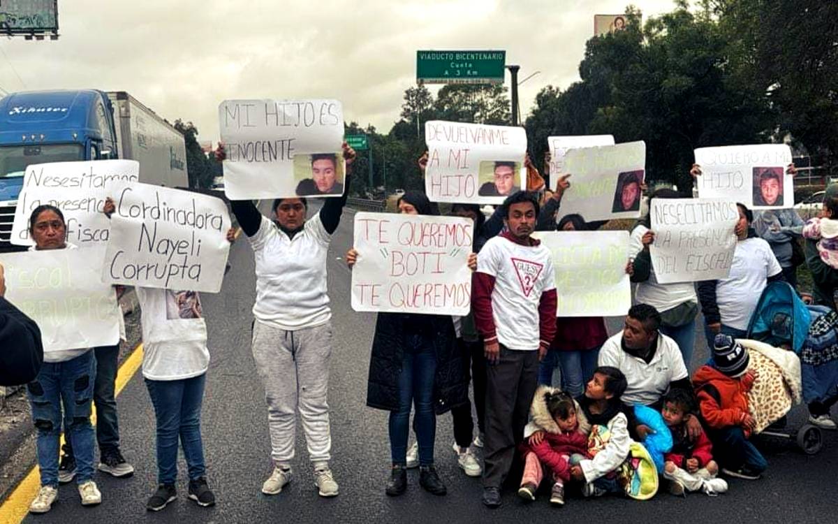 Protestan por desaparición de joven detenido en Edomex bloqueando autopista México-Querétaro