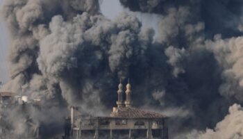 ¿Qué es el fósforo blanco, arma prohibida que acusan a Israel de haber usado en Gaza?