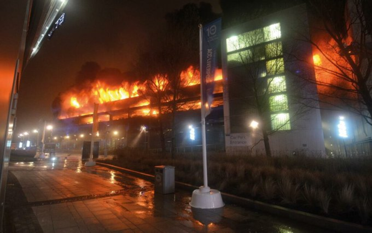 Cancelan vuelos debido a incendio en el aeropuerto londinense de Luton | Video