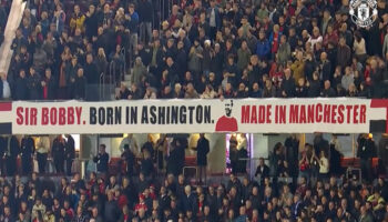 Rinden homenaje a Sir Bobby Charlton (1937-2023) en Old Trafford | Video