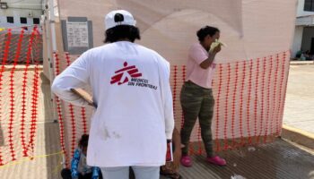 Médicos sin Fronteras instala campamento para atender refugiados en Juchitán, Oaxaca