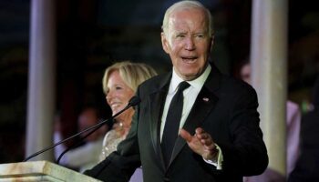 Una mujer interrumpe a Biden con gritos en defensa de Gaza durante un acto