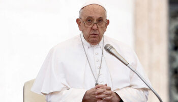 Obispos se rebelan contra la bendición de parejas homosexuales aprobada por el papa Francisco