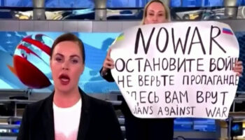 Investigan posible envenenamiento de periodista rusa que protestó contra la guerra en Ucrania | Video