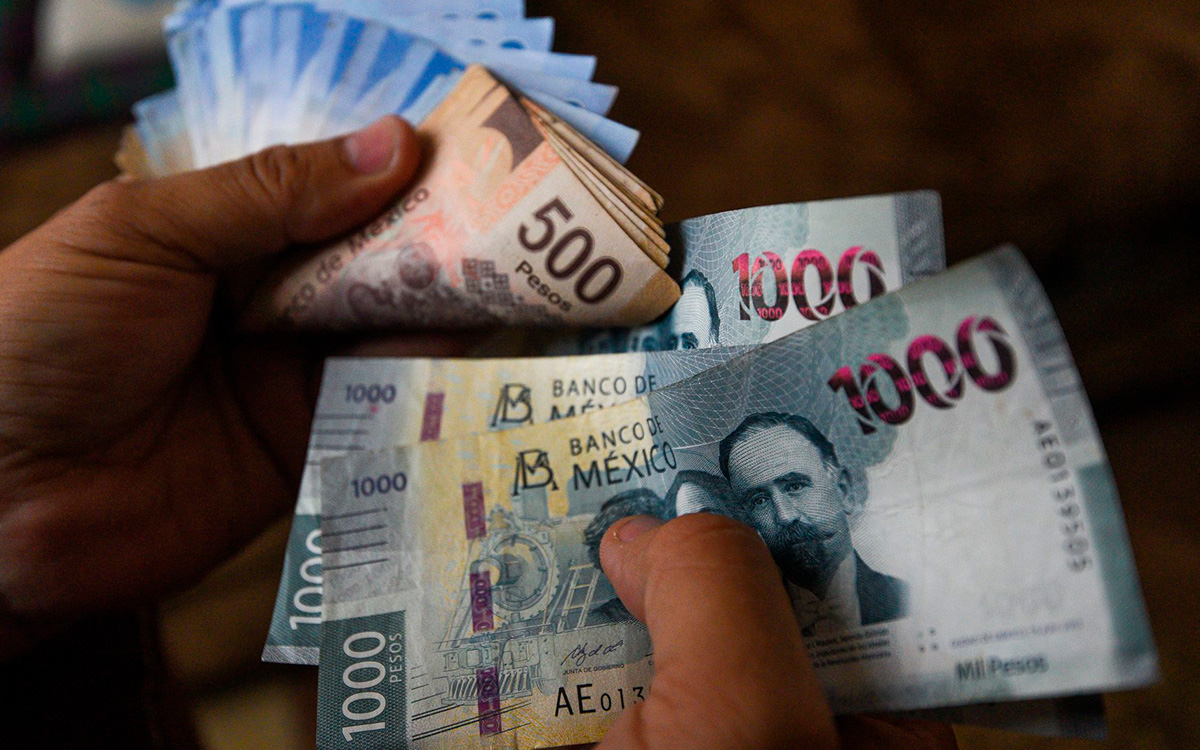 Peso mexicano retrocede ante fortalecimiento global del dólar
