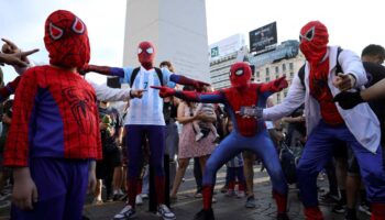 Mil argentinos se disfrazan del Hombre Araña para romper récord mundial