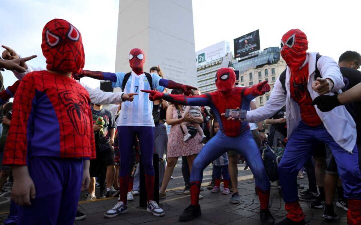 Mil argentinos se disfrazan del Hombre Araña para romper récord mundial