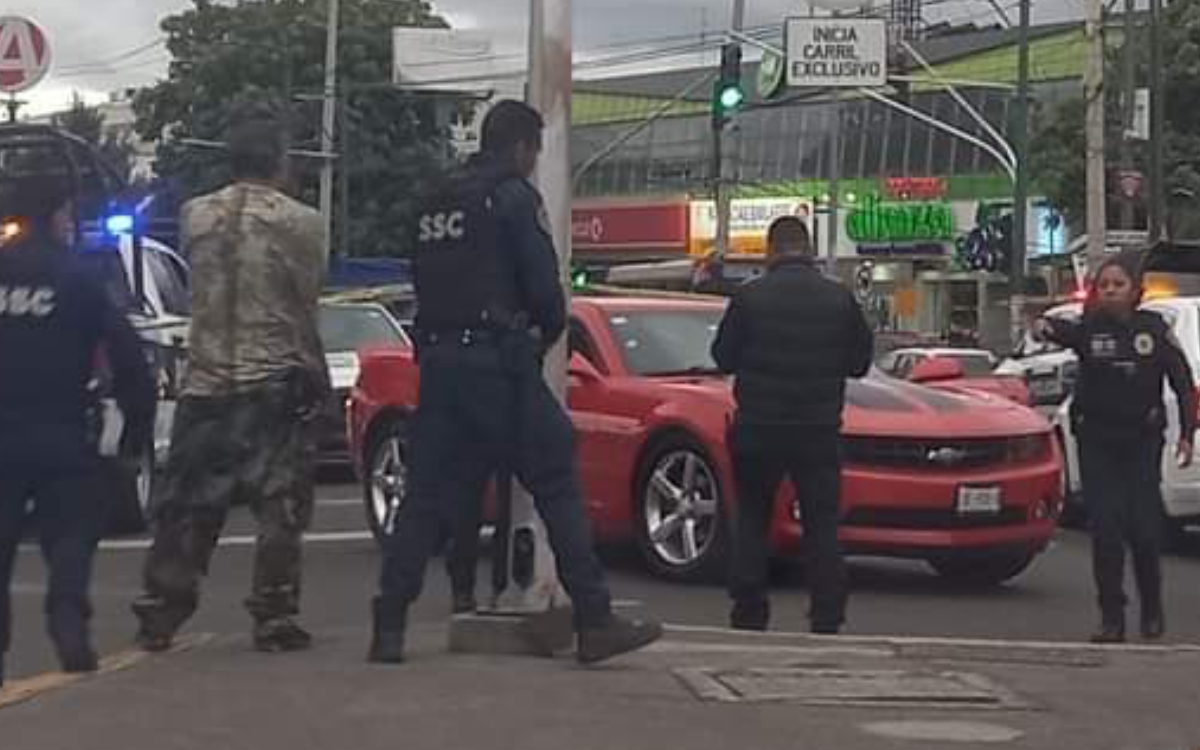 Sujetos disparan contra tripulantes de Camaro en avenida Tláhuac; un muerto