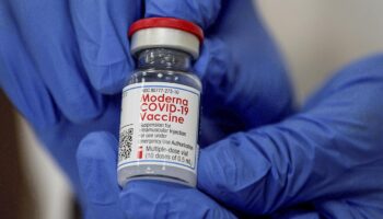 Comité de Cofepris avala para su venta la vacuna anti-Covid monovalente de Moderna; rechaza la bivalente