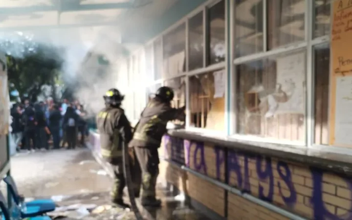 UNAM expulsa a 9 alumnos por incendio en CCH Azcapotzalco que lesionó a 2 maestras UNAM expulsa a 9 alumnos por incendio en CCH Azcapotzalco que lesionó a 2 maestras