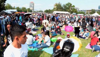 Videos y fotos | Miles hacen picnic masivo para ver el eclipse solar en las Islas de la UNAM