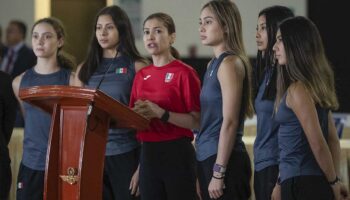 'Felices de poder regresar a nuestro país', dice selección de gimnasia rítmica a su llegada a México