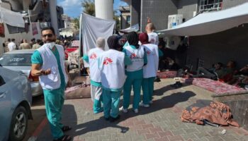 Alerta MSF que más de 100 trabajadores de la salud están atrapados cerca del hospital Al Shifa