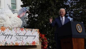 Biden confunde a Taylor Swift y Britney en ceremonia del pavo | Video