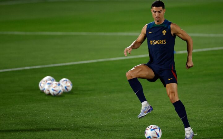 Cristiano Ronaldo rinde un homenaje al futbol femenil durante una ceremonia en Portugal