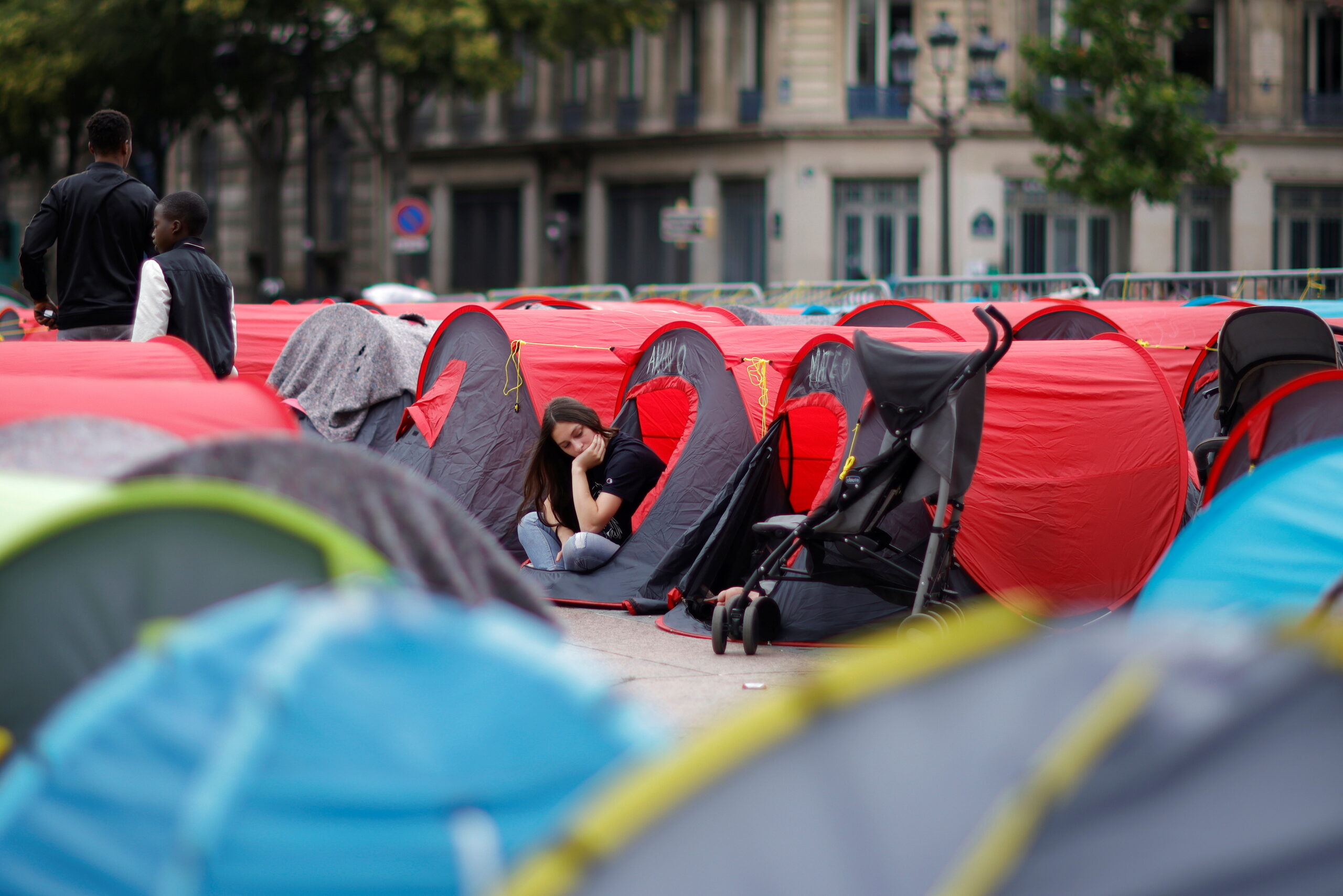 ONG’s temen que cierre un centro de refugiados en París por los Juegos Olímpicos