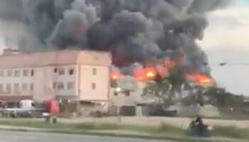 Incendio consume fábrica de chocolate en Brasil | Video