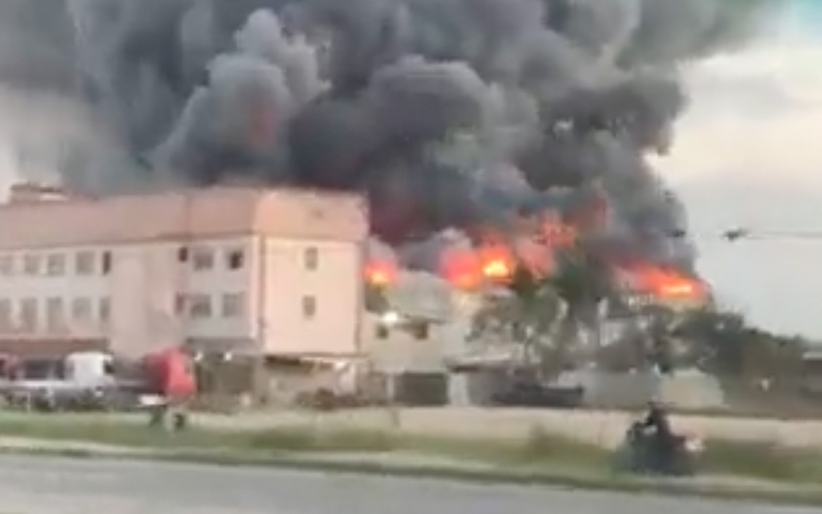 Incendio consume fábrica de chocolate en Brasil | Video