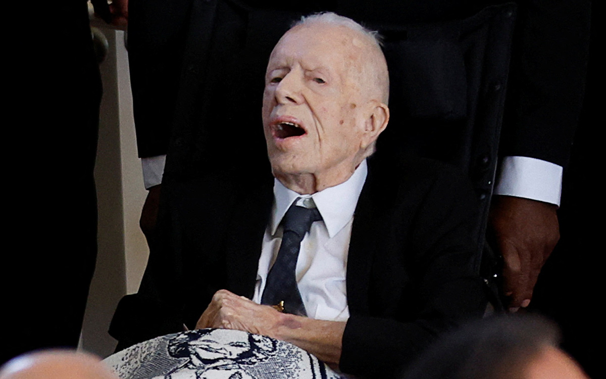 Jimmy Carter asiste al funeral de su esposa a sus 99 años y delicado de