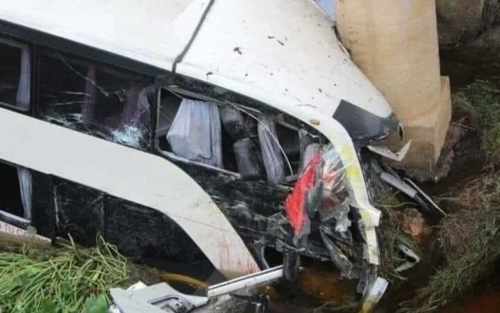 Mueren 12 personas y 58 más resultan heridas tras volcadura de autobús en Veracruz