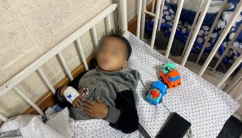 Ahmed de 4 años pierde a sus padres y ambas piernas tras dos bombardeos de Israel en Gaza