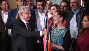 Claudia es un 'caramelo', responde AMLO a Calderón por mensaje sobre bastón de Sheinbaum