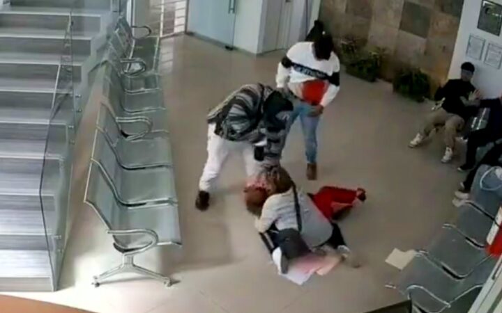 Puebla: Asaltan a mujer de la tercera edad dentro de notaría; le roban 100 mil pesos | Video Puebla: Asaltan a mujer de la tercera edad dentro de notaría; le roban 100 mil pesos | Video