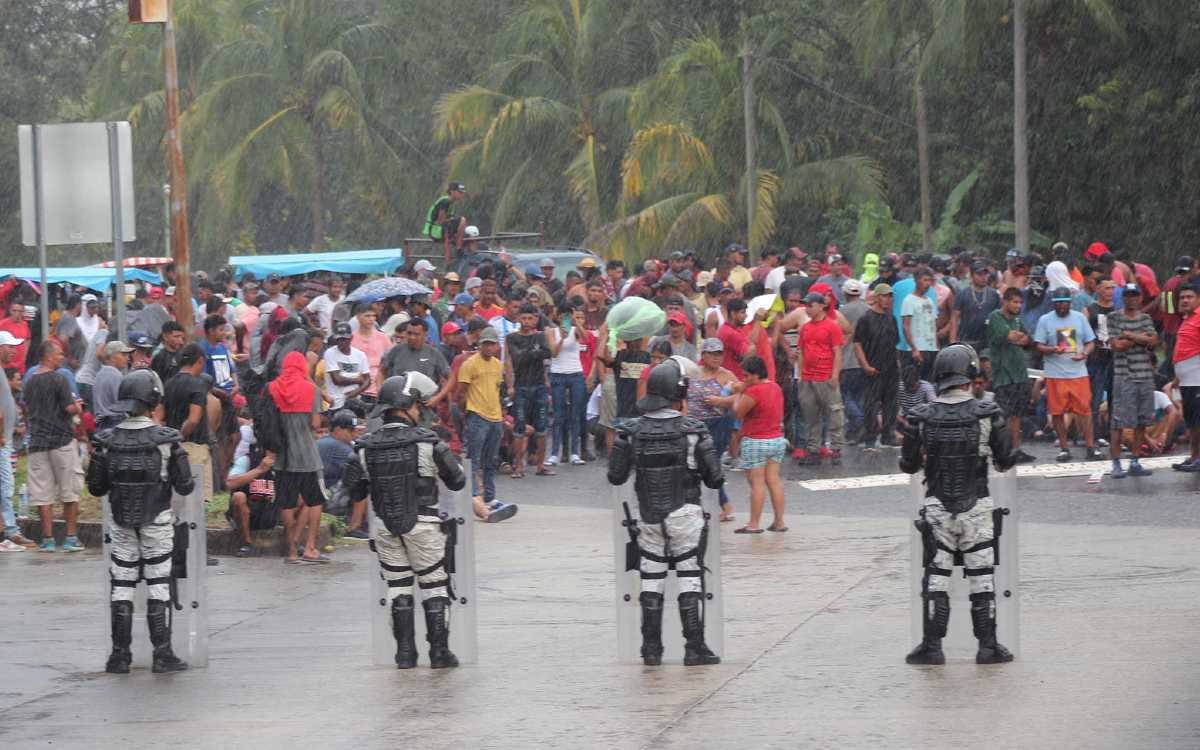 Migrantes bloquean aduana para presionar por permisos de tránsito